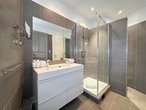 Superior Apartment, Courtyard View | Bathroom
