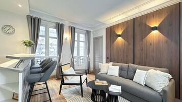 Superior Apartment, Courtyard View | Living area