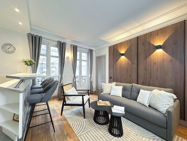 Departamento superior, vista al patio | Área de sala de estar | Smart TV de 80 cm con canales digitales 