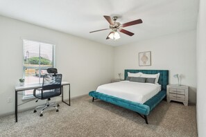 1 Schlafzimmer, Schreibtisch, Bügeleisen/Bügelbrett, Reisekinderbett