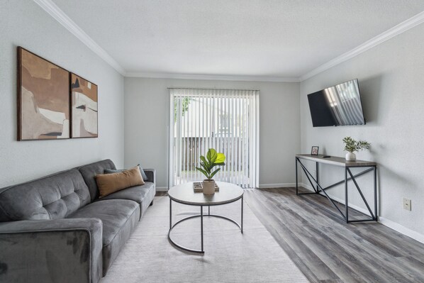 Televisión, chimenea y oficina 