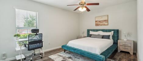 1 chambre, bureau, fer et planche à repasser, lit parapluie