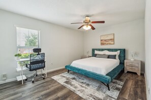 1 slaapkamer, een bureau, een strijkplank/strijkijzer, reisbedje