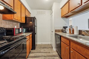 Een koelkast, een microgolfoven, een oven, een kookplaat