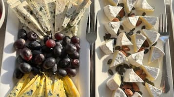 Daily buffet breakfast (PLN 45 per person)