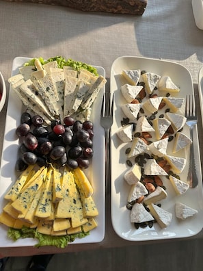 Daily buffet breakfast (PLN 45 per person)
