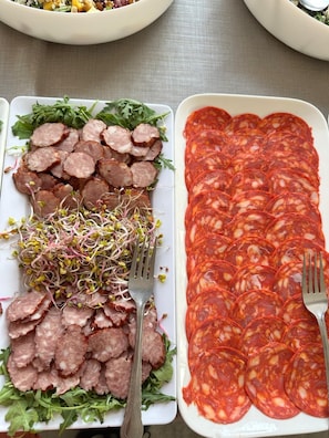 Daily buffet breakfast (PLN 45 per person)