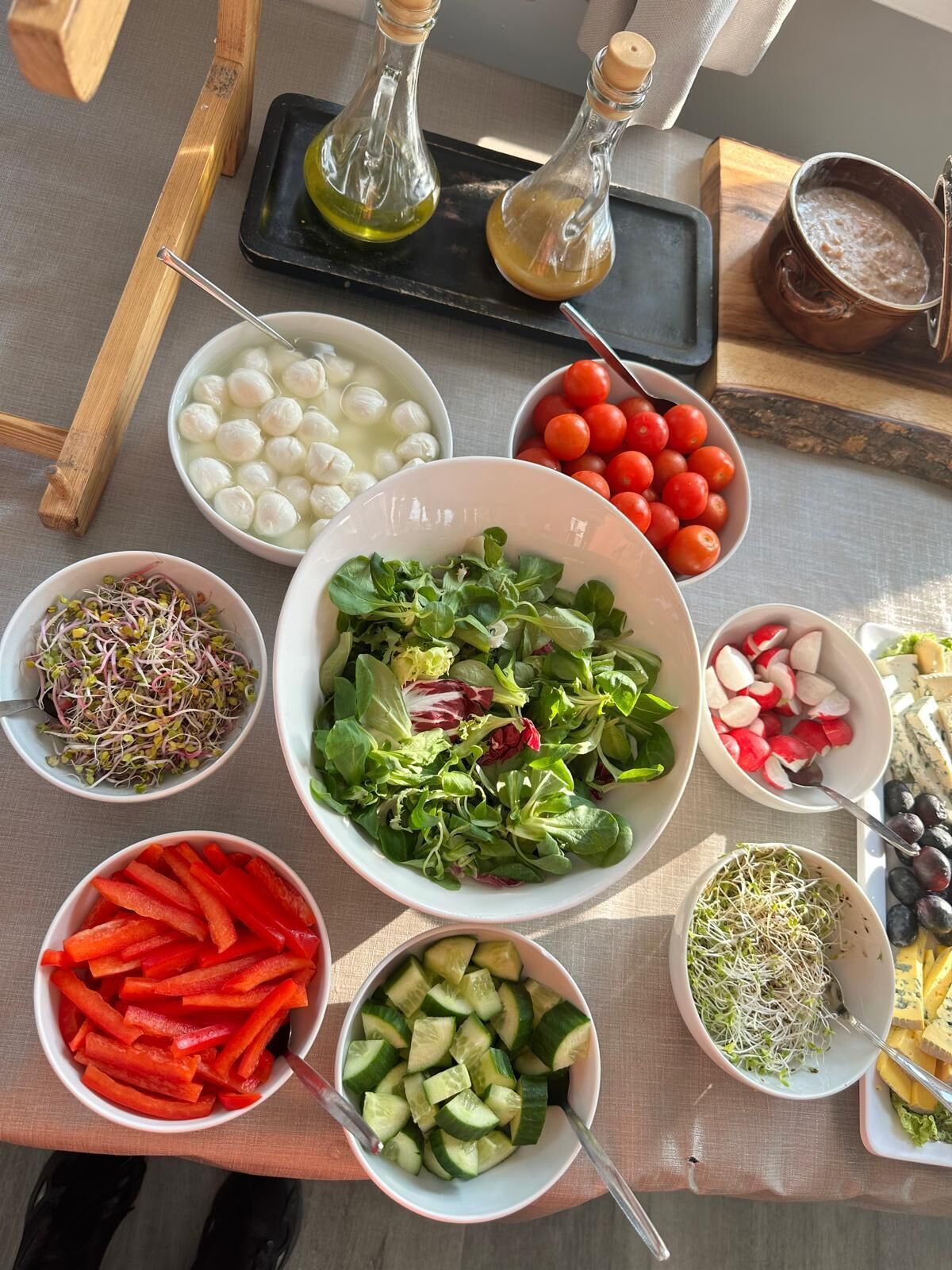 Daily buffet breakfast (PLN 45 per person)