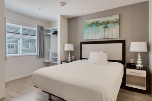 1 slaapkamer, een bureau, een strijkplank/strijkijzer, reisbedje