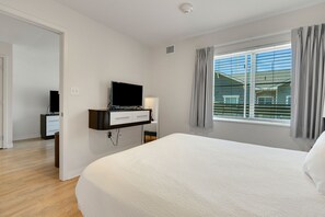 1 間睡房、書桌、熨斗/熨衫板、可攜式嬰兒床