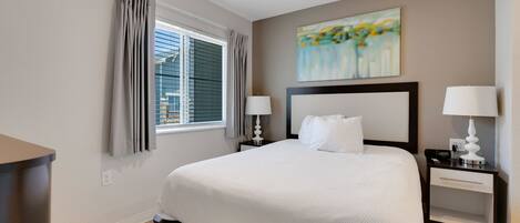 1 habitación, escritorio, tabla de planchar con plancha y cuna de viaje