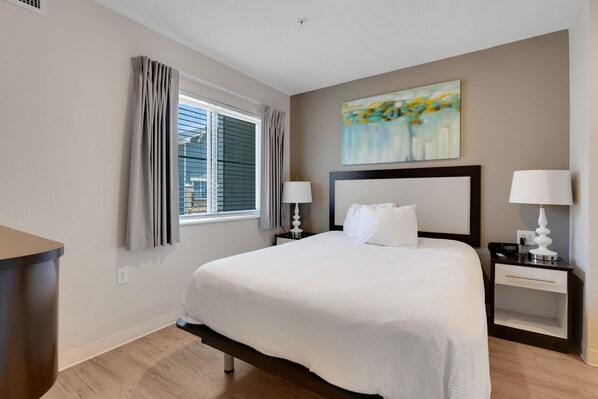 1 間睡房、書桌、熨斗/熨衫板、可攜式嬰兒床