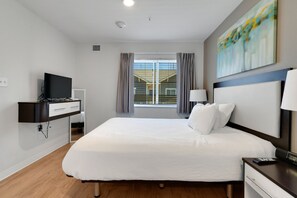 1 makuuhuone, työpöytä, silitysrauta/-lauta, vauvan matkasänky