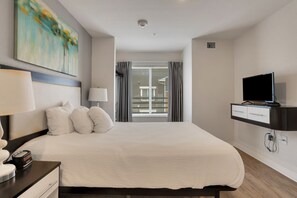 1 camera, una scrivania, ferro/asse da stiro, culla da viaggio