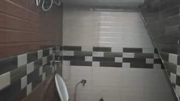 Deluxe-Zimmer | Badezimmer | Dusche, kostenlose Toilettenartikel, Handtücher, Seife