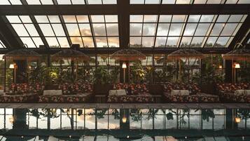 Een binnenzwembad, 2 buitenzwembaden