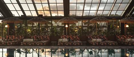 Una piscina techada, 2 piscinas al aire libre