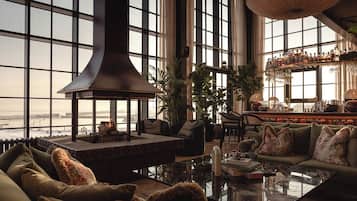 5 bars/lounges