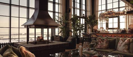5 bars/lounges