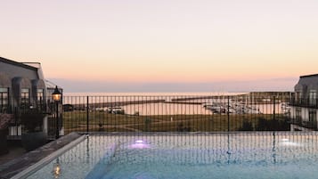 Indoor pool, 2 outdoor pools