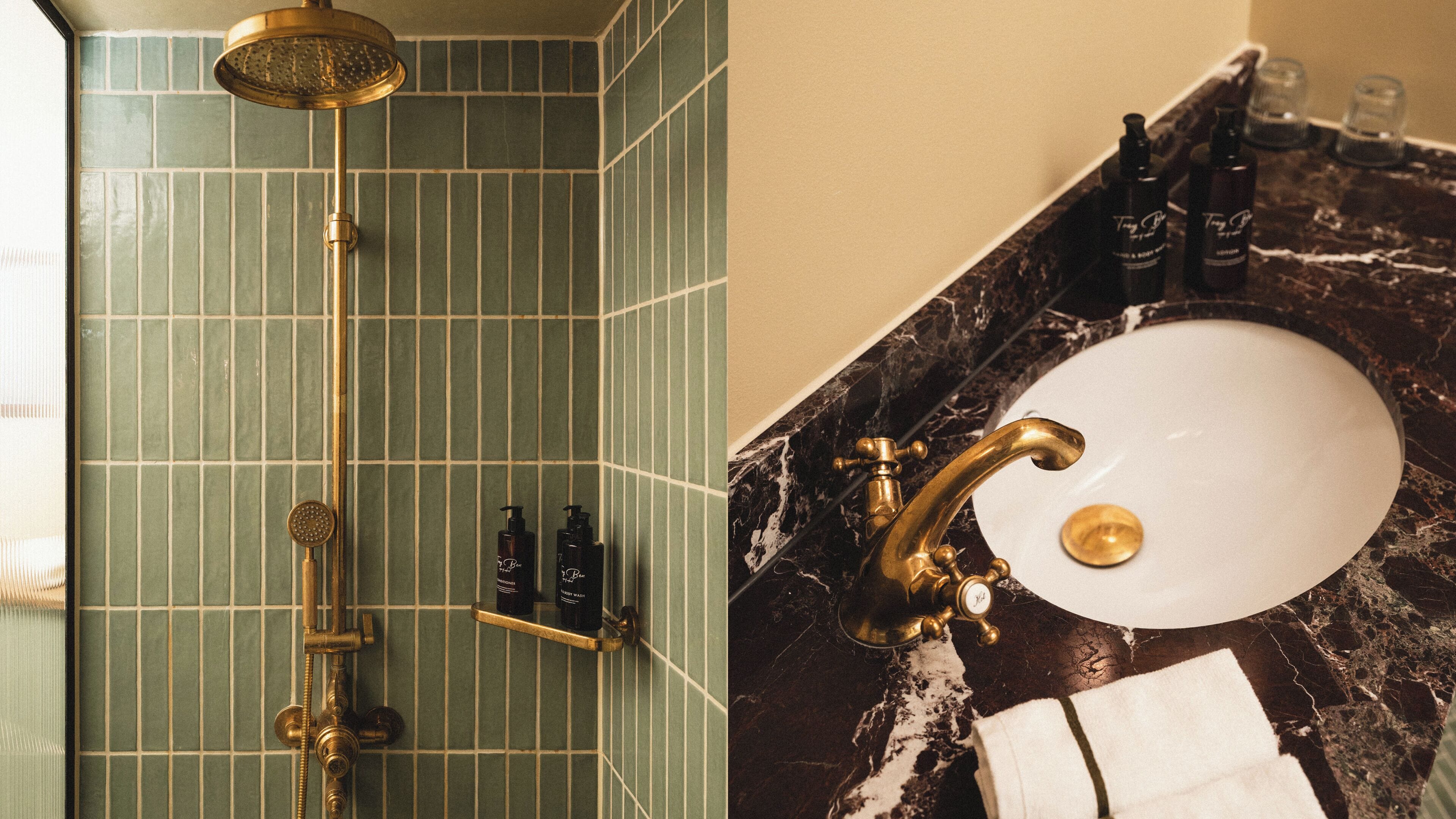 Une salle de bain avec douche, un lavabo et des articles de toilette.