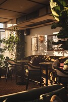 5 bars/lounges