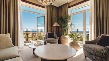 Suite de lujo, balcón, vistas al mar | Zona de estar | Una televisión LED, Netflix, servicios de streaming