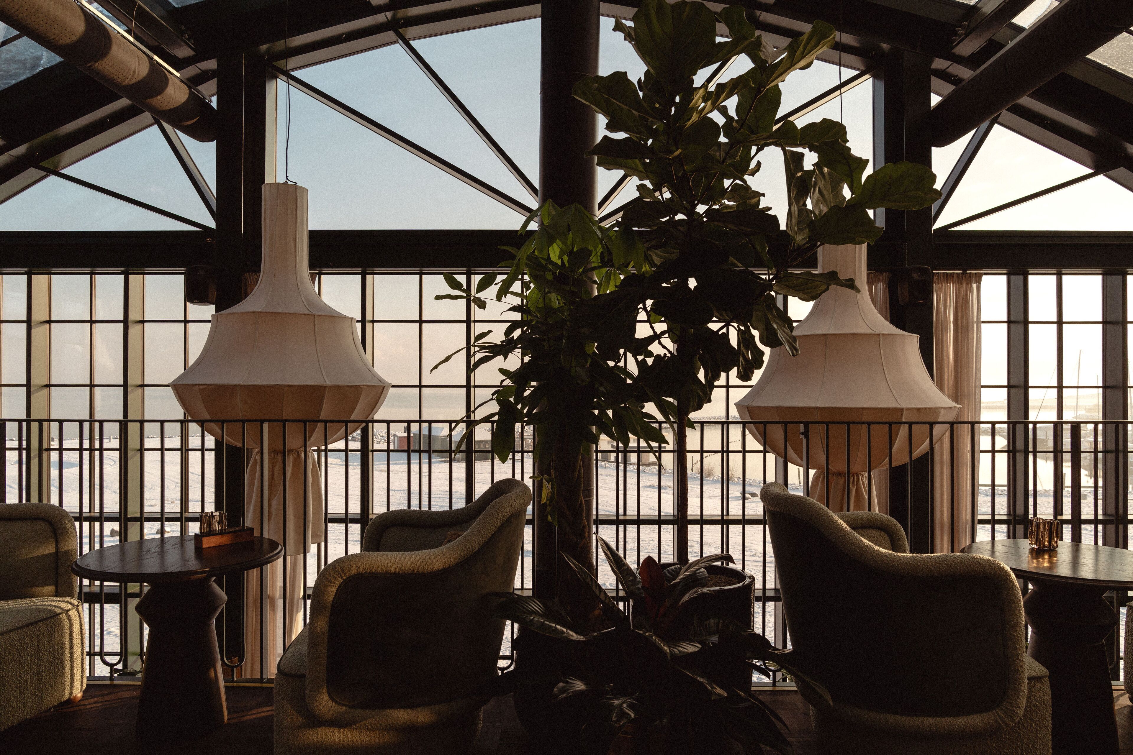 5 bars/lounges