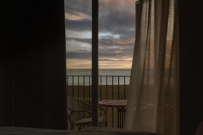 Kamar Double Deluks, balkon, pemandangan samudra | 2 kamar tidur, seprai antialergi, minibar, dan brankas