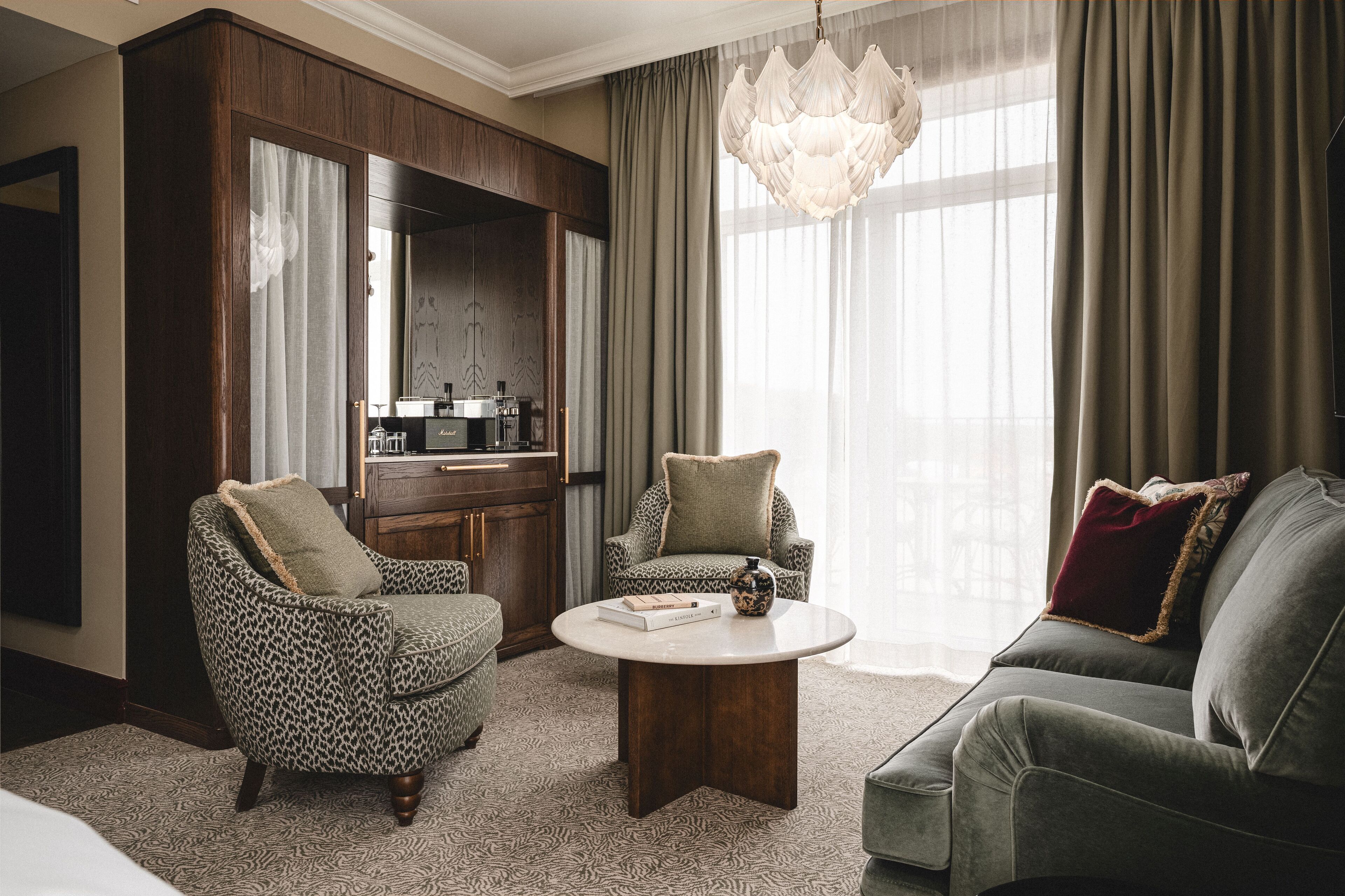 Literie hypoallergénique, minibar, coffres-forts dans les chambres