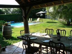 Outdoor dining - Propriété au calme : 2 maisons d'habitation 1 maison avec salle de cinéma & jeux (Le Mesnil-sur-Blangy)