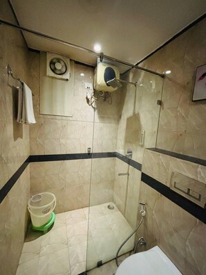 Douche, articles de toilette gratuits, serviettes fournies, savon