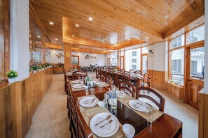 Restaurant - Hotel SNAS Retreat Manali (Manali)
