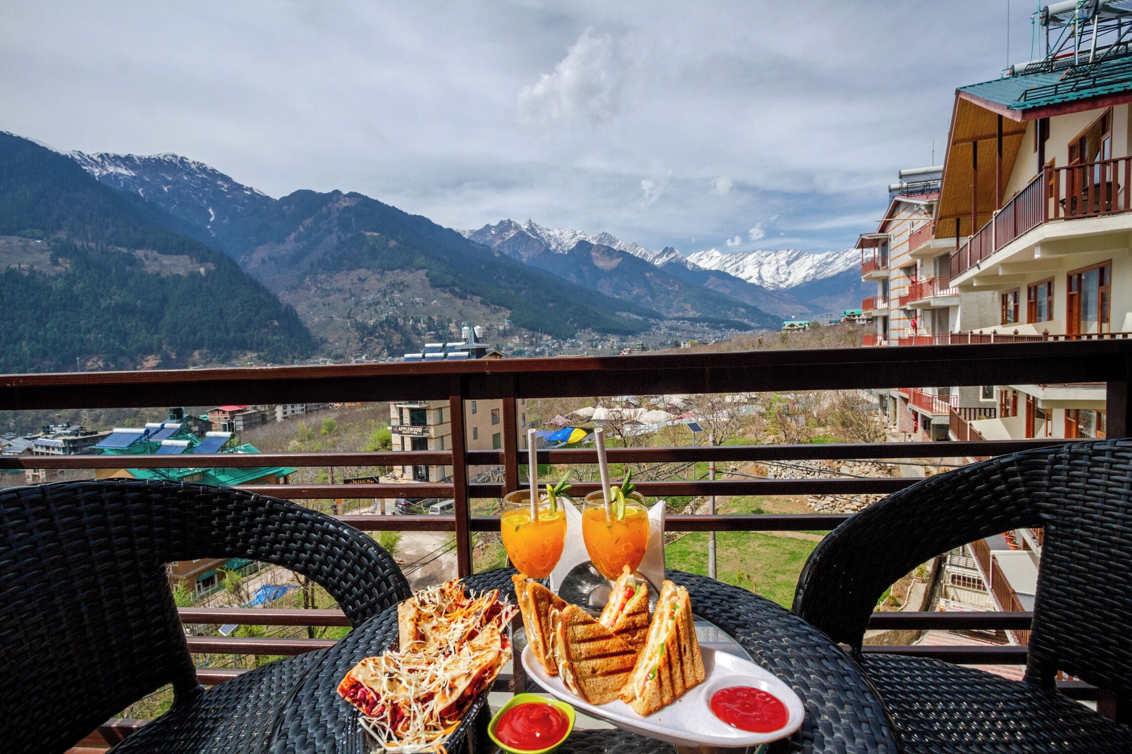 朝食 (ビュッフェ)、毎日提供 (1 名様 450 INR)