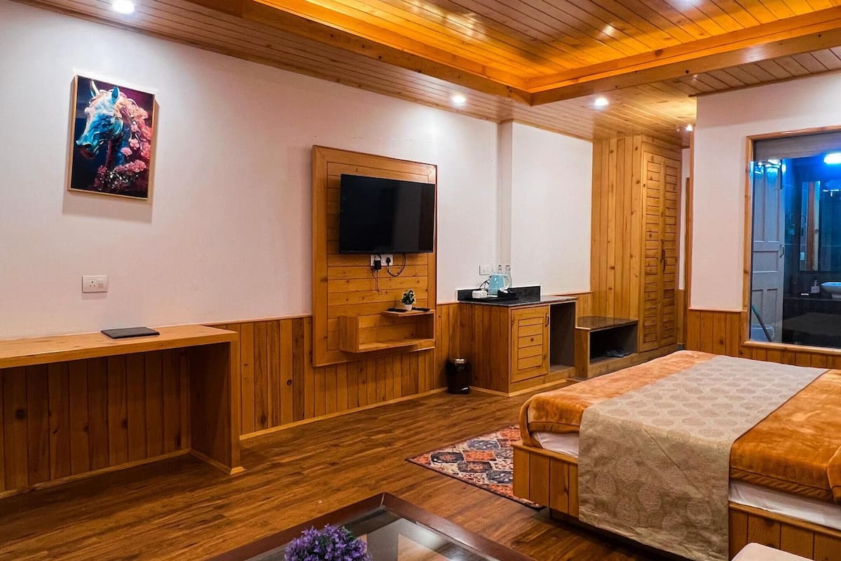 Deluxe Room with Balcony & Mountain View | Zona de estar | Televisión de pantalla plana de 40 cm con canales por cable