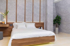 Habitación presidencial con 2 camas individuales, 1 cama Queen size, para no fumadores | Decoración personalizada, muebles diferentes y escritorio 