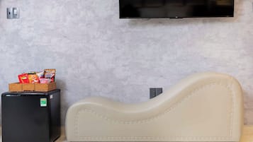 Presidential Twin Room, 1 Queen Bed, Non Smoking, City View | Individually decorated, individually furnished, desk, laptop workspace