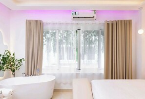 Individuell dekoriert, individuell eingerichtet, Schreibtisch