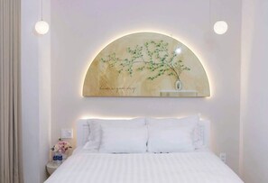 Estudio básico | Decoración personalizada, muebles diferentes y escritorio 
