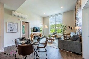 Smart TV, books, stereo, offices