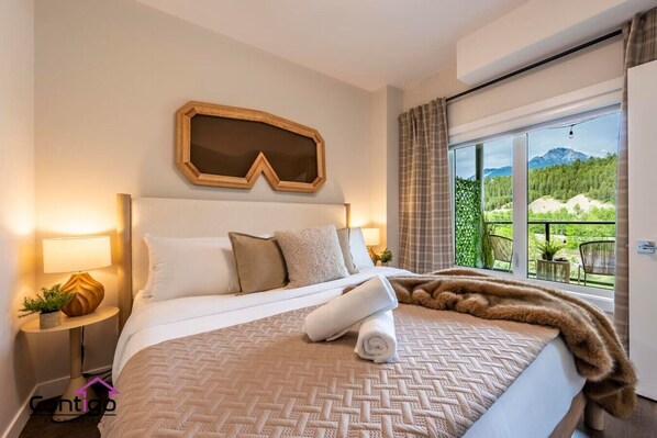 2 bedrooms, desk, iron/ironing board, travel cot