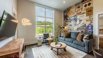 Smart-TV, BĂŒcher, Stereoanlage, Arbeitsbereiche