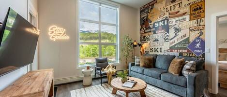 Smart TV, books, stereo, offices