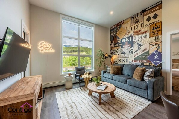 تلفزيون ذكي، كُتُب، ستيريو، مكتب