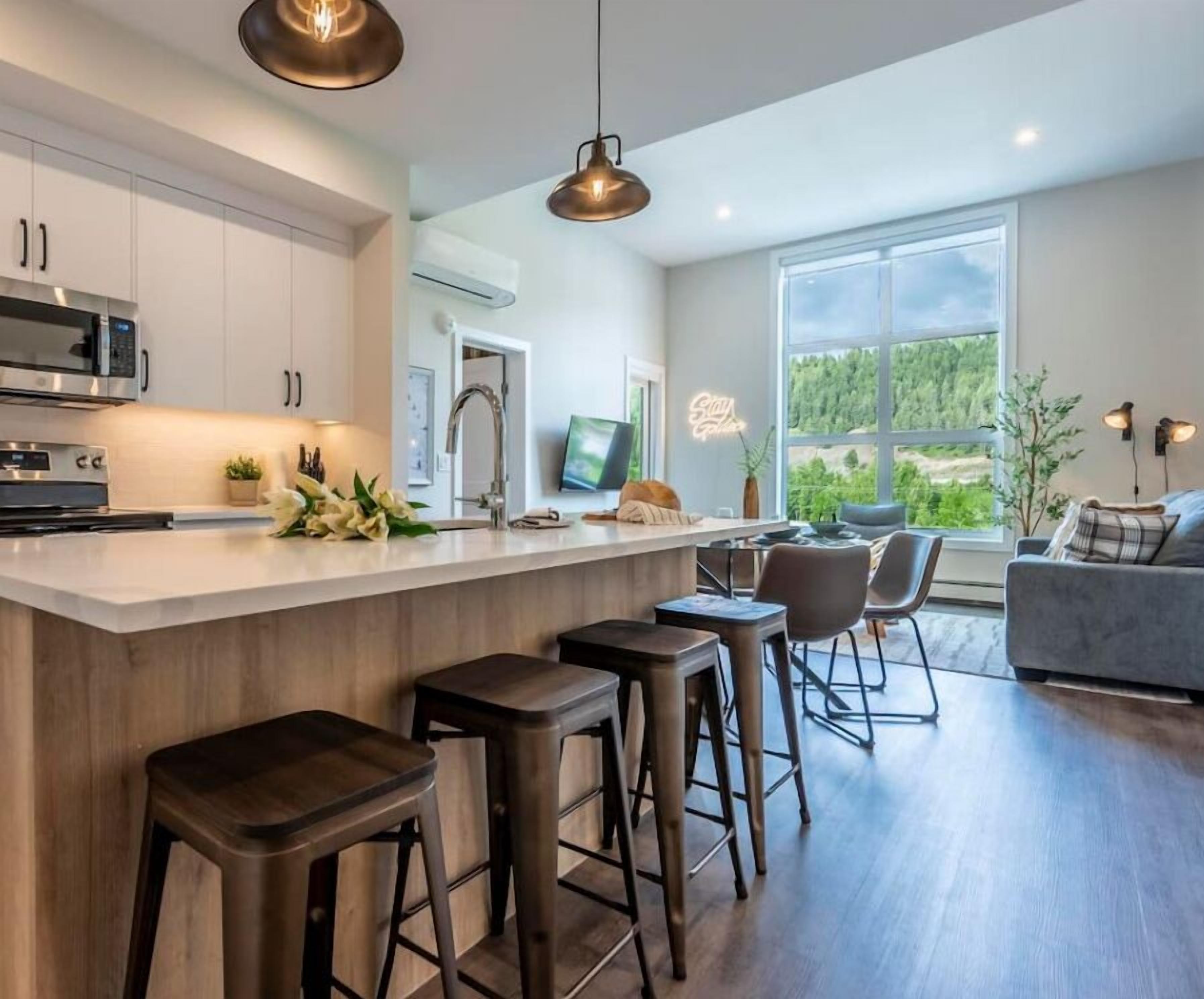 冷蔵庫、電子レンジ、オーブン、コンロ