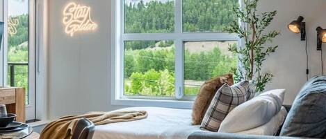 2 Schlafzimmer, Schreibtisch, Bügeleisen/Bügelbrett, Reisekinderbett