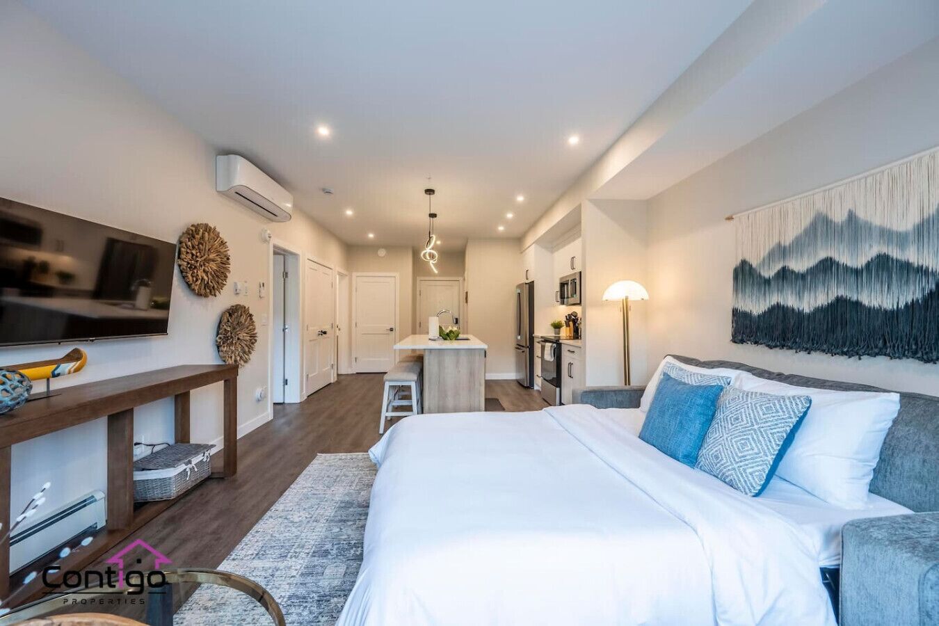 1 habitación, escritorio, tabla de planchar con plancha y cuna de viaje 