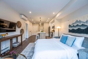 1 dormitorio, escritorio, tabla de planchar con plancha y cuna de viaje