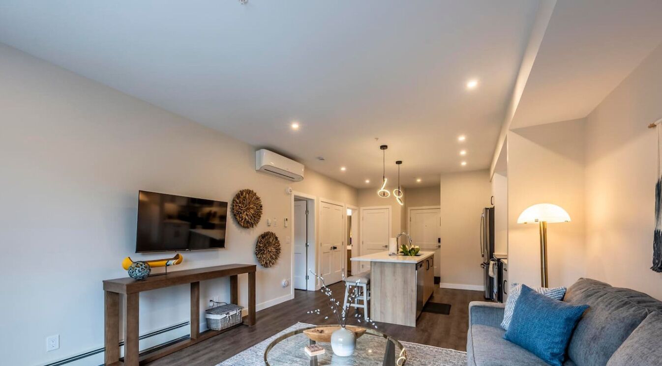 Smart-TV, bøker og kontorer