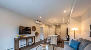 Älytelevisio, kirjoja, työhuone